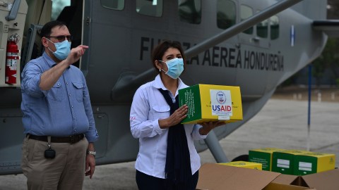 USAID ha donado vacunas contra COVID-19 a más de 100 países.