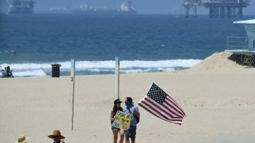 A una semana del derrame de petróleo, vuelven a abrir las playas en Huntington Beach