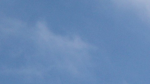 Una bomba de petróleo cerca de un vecindario en Long Beach, California.