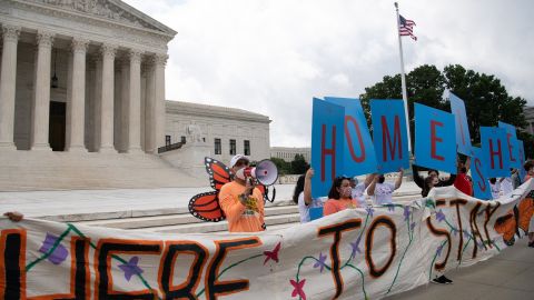 Activistas presionan al Congreso para que apruebe una protección integral para 'dreamers'.