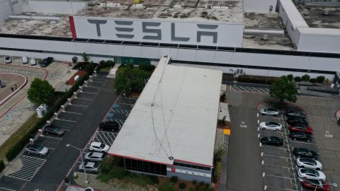 Tesla deberá pagar $137 millones de dólares a un ex trabajador por racismo-GettyImages-1224454538.jpeg