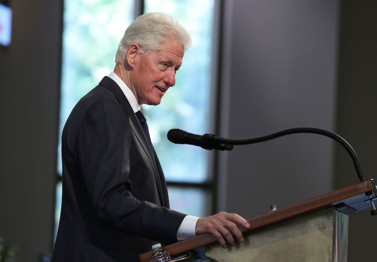 El expresidente Bill Clinton se está recuperando satisfactoriamente, según sus médicos.
