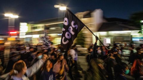 Manifestantes protestan contra el abuso policial en Los Ángeles el 23 de septiembre de 2020.