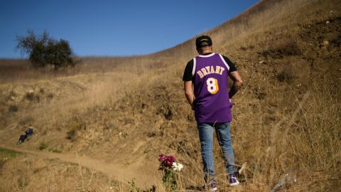 Un fan rinde tributo a Kobe Byant y las demás víctimas en el lugar del accidente de helicóptero en Calabasas, California.