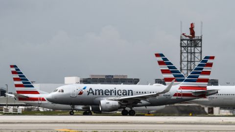 Varias aerolíneas entre ellas American, Alaska y JetBlue la exigen vacunas para trabajar-GettyImages-1233491170.jpeg