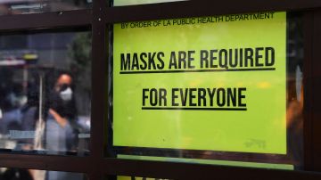 La mascarilla facial es obligatoria dentro de restaurantes y otros negocios en el Condado Los Ángeles.