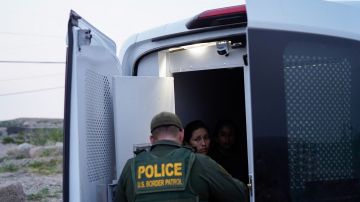 Biden bajo presión por deportar a inmigrantes en forma acelerada con el Título 42