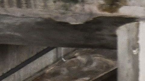 Personas sin hogar acampan en un refugio improvisado en la calle en Miami.