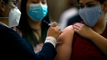 Vacunación en México ayuda a disminuir la pandemia por COVID-19.