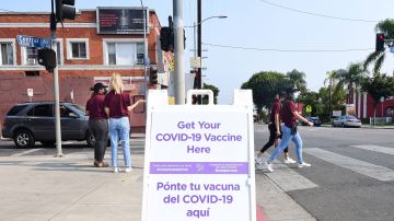 Aplicación de vacunas contra el covid-19 en California.