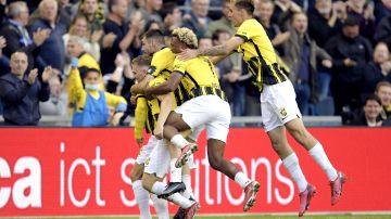 El suceso se registró cuando los jugadores del Vitesse celebraban el triunfo junto a los fanáticos.