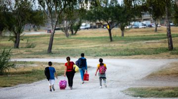 Una familia se dirige a un campamento de migrantes en Texas, el 18 de septiembre.