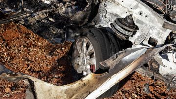 Un auto destruido en un ataque de EE.UU. contra Al Qaeda en Siria el 20 de septiembre de 2021.
