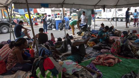 Inmigrantes haitianos en un campamento improvisado en la ciudad mexicana de Monterrey.