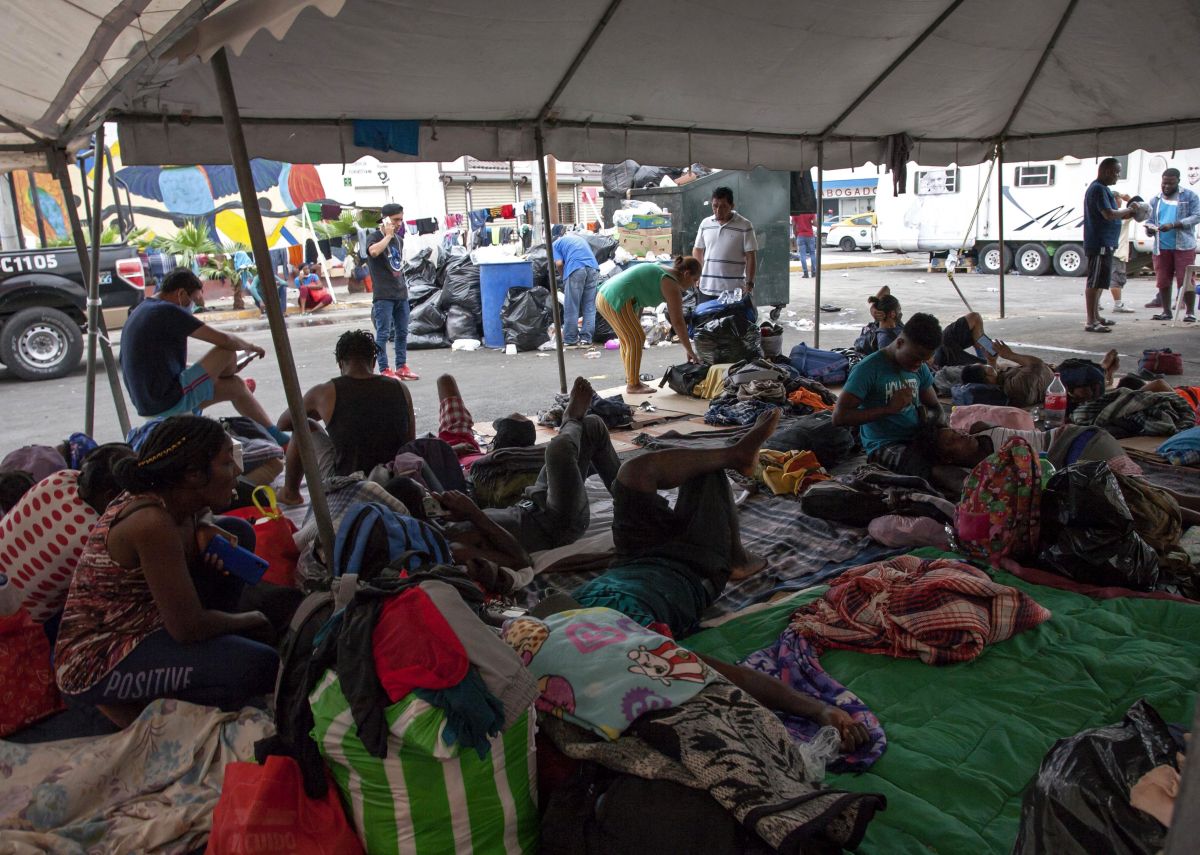 Inmigrantes haitianos en un campamento improvisado en la ciudad mexicana de Monterrey.