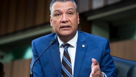 ¿Por qué al senador Alex Padilla le conviene empujar la ciudadanía para indocumentados?