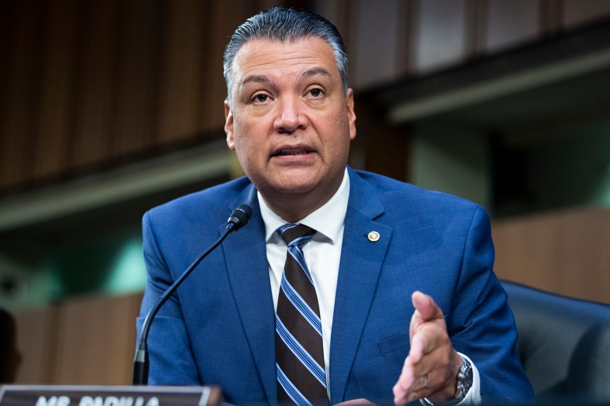 El senador Alex Padilla en campaña para ser reelecto como senador. (Getty Images)