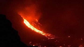 Casi dos semanas después de la erupción principal del Cumbre Vieja, se abrió una boca en la cima y provocó una segunda colada de lava en La Palma.