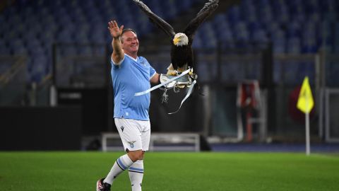 El adiestrador del águila que simboliza al equipo, Juan Bernabé se acercó a la tribuna e hizo gestos fascistas a los aficionados del club.