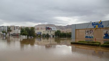 A pesar de que Shaheen se degradó a tormenta tropical esta domingo, las fuertes lluvias dejaron inundaciones severas en la costa norte de Omán.