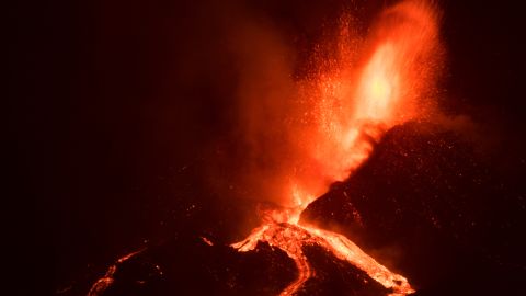 Durante las últimas 24 horas la lava ha consumido 66 estructuras, llegando a un total de 946 las edificaciones destruidas por el río de fuego desde el inicio de la erupción.