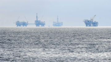 Oil platforms are seen off the southern California coast on October 6, 2021, including the ones named Elly (L) and Ellen (2nd L). - The oil spill first reported on October 2 came from a pipeline running 17 miles underwater from the Port of Long Beach to the offshore oil platform Elly, leaking oil into the Catalina Channel. The US Coast Guard is investigating a possible anchor strike as the cause of a broken pipeline that has spewed tens of thousands of gallons of crude oil into the sea off California, media reported on October 5. (Photo by Frederic J. BROWN / AFP) (Photo by FREDERIC J. BROWN/AFP via Getty Images)