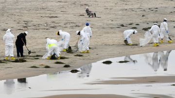 Las autoridades estiman que el bote supera los 570,000 litros de petróleo en las costas del sur de California.