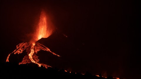 Durante este fin de semana se han registrado aproximadamente 200 sismos en la zona del Cumbre Vieja, lo que provocó la ruptura del cono principal.