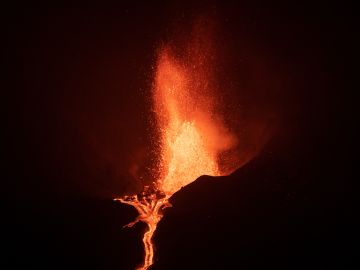 El volcán en La Palma lleva más de tres semanas en erupción continua, pero se ha estabilizado en los últimos días.