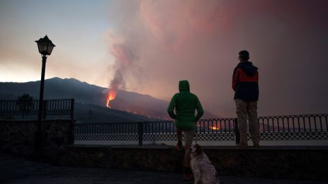 Si una nueva colada logra llagar al mar, provocaría el confinamiento de miles de personas debido a los gases nocivos resultantes por el contacto de la lava y el océano.