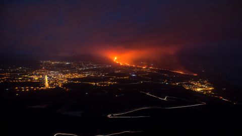 El volcán emite más de 4,000 toneladas diarias de dióxido de azufre a la atmósfera.