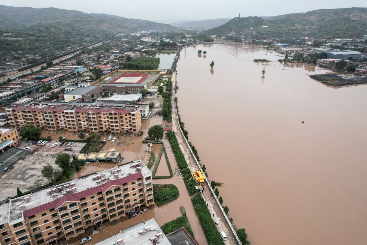 Floods in China leave 15 dead and more than 120,000 displaced Floods in China leave 15 dead and more than 120,000 displaced