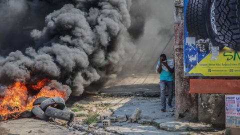 Llantas incendiadas durante una huelga general para denunciar la inseguridad en Puerto Príncipe.