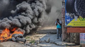Llantas incendiadas durante una huelga general para denunciar la inseguridad en Puerto Príncipe.