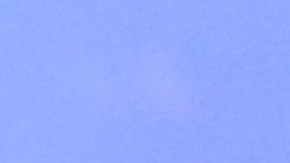 Un hombre ve un reporte televisivo sobre el lanzamiento de misiles por parte de Corea del Norte.