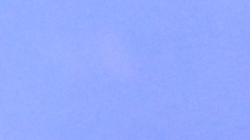 Un hombre ve un reporte televisivo sobre el lanzamiento de misiles por parte de Corea del Norte.