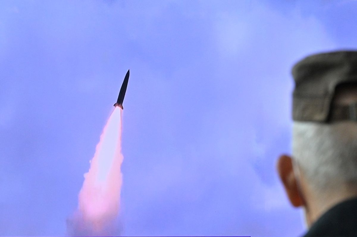 Un hombre ve un reporte televisivo sobre el lanzamiento de  misiles por parte de Corea del Norte.