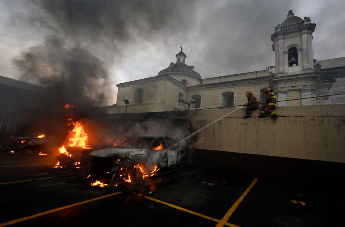 Los manifestantes prendieron fuego a varios vehículos cerca del Congreso.
