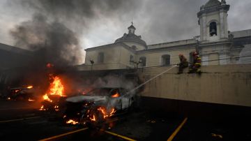 Los manifestantes prendieron fuego a varios vehículos cerca del Congreso.