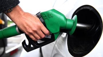 El galón de gasolina está cercano a los $8 dólares en una comunidad de California.GettyImages-1236003428.jpg