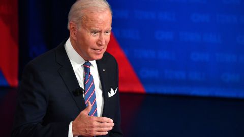 El presidente Biden conversó con votantes en una reunión convocada por CNN.