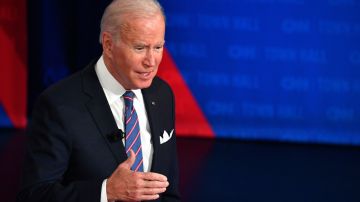 El presidente Biden conversó con votantes en una reunión convocada por CNN.