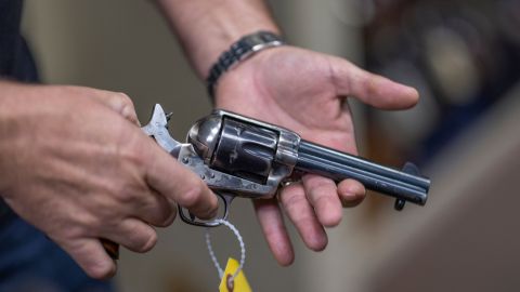 Las reglas de las armas de utilería podrían ser más estrictas después de este incidente.