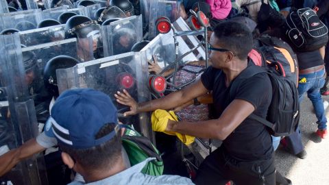 Los inmigrantes lograron romper un primer cerco de la Guardia Nacional mexicana en Chiapas.