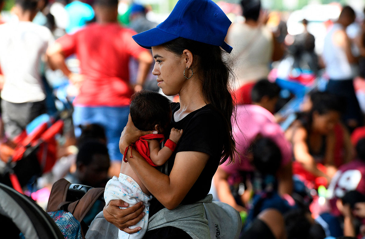 Con mujeres embarazadas ni os y mascotas caravana migrante