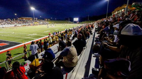 El tiroteo ocurrió en un estadio de fútbol americano de preparatoria en Mobile, Alabama.