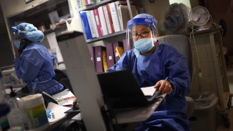 Médicos y enfermeros se preparan para renunciar después de una larga epidemia