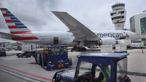 American Airlines cancela cientos vuelos debido a la escasez de personal