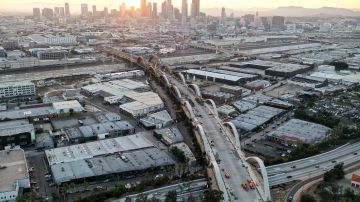 Las obras del Viaducto de la Calle Sexta sobre la autopista 101. Al fondo, el centro de Los Ángeles.