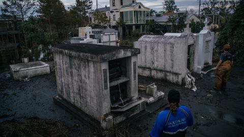 Los cementerios fueron de los puntos más afectados por el paso del huracán Ida en Louisiana.